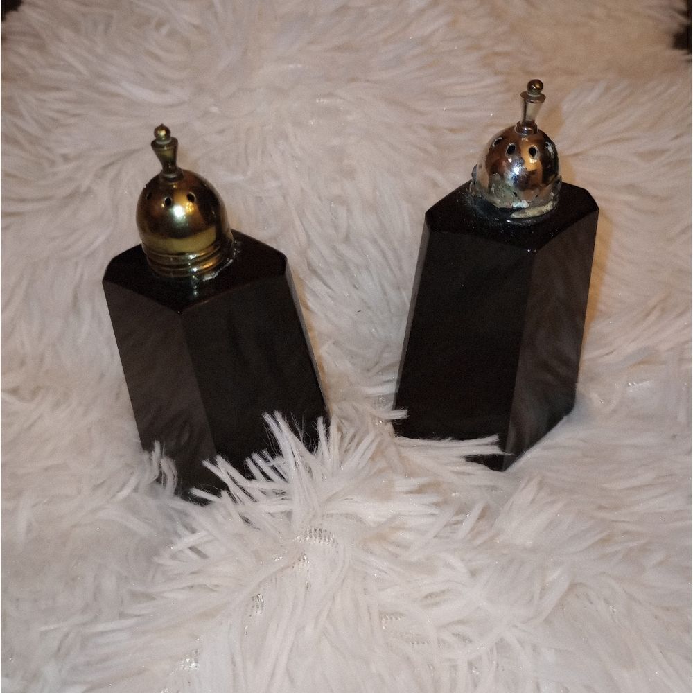 🆕🧂 Vintage Black Onyx Salt Pepper Shakers Brass Stoppers